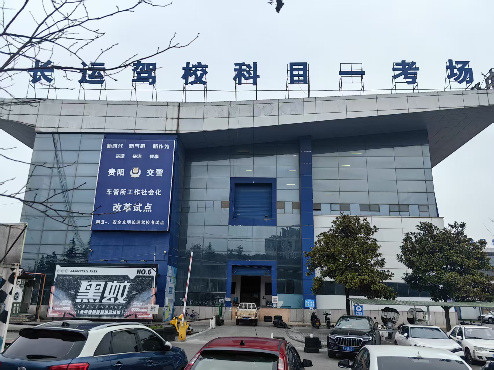 ��У����